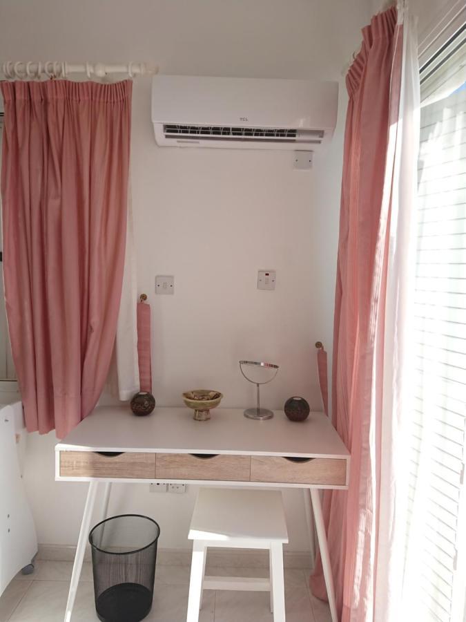 Peaceful Townhouse With Private Pool Near The Sea Apartman Paphos Kültér fotó